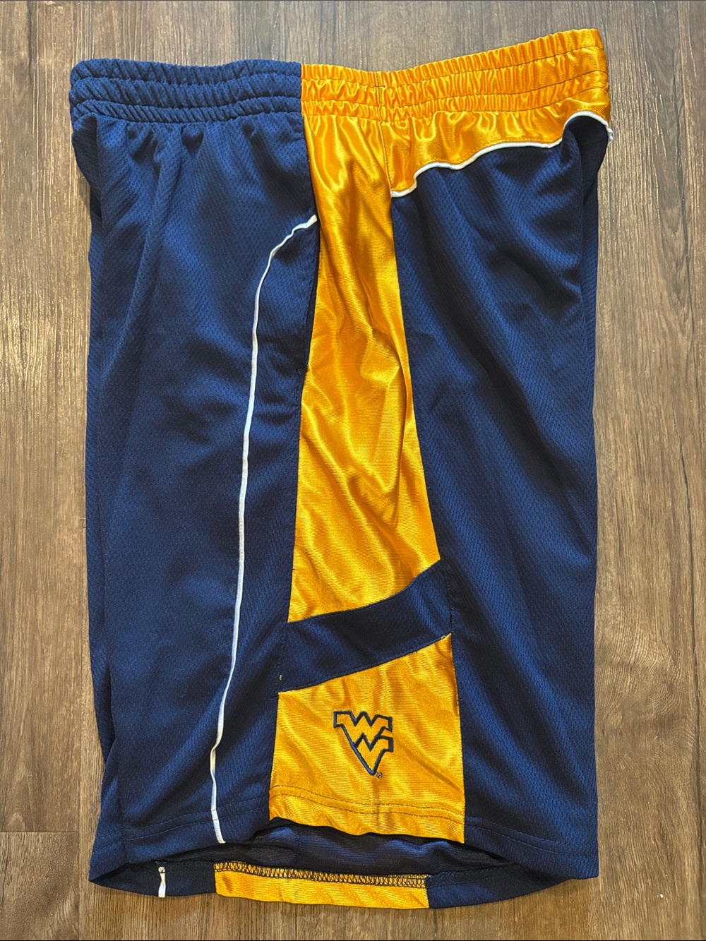 Vintage West Virginia men’s large basketball shorts